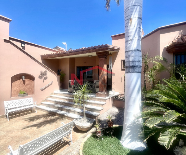 CASA EN VENTA EN LOMAS DE MIRAMAR