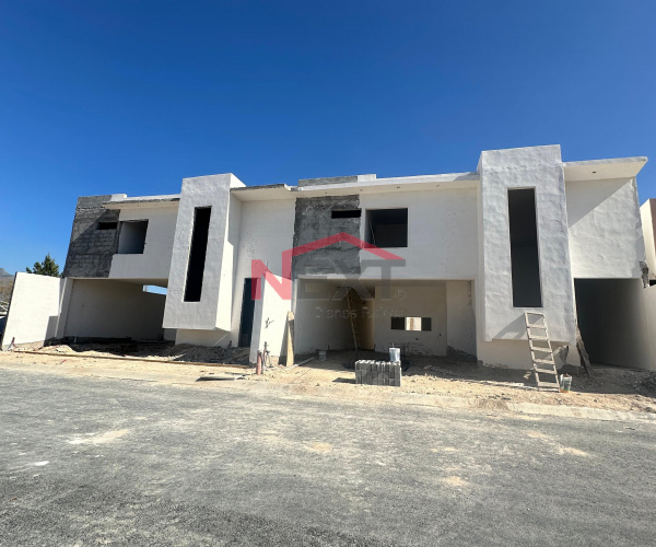 Casa en construcción en La Huertas con recámara en planta baja (L18)