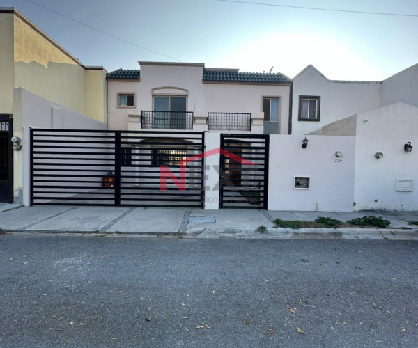 Casa en renta en Rincón de Sayavedra frente parque (sin muebles o amueblada)