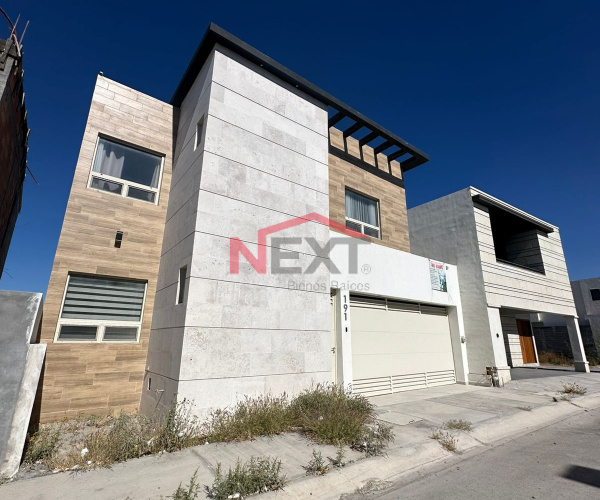 VENTA DE CASA CON ALBERCA EN LA ESCONDIDA