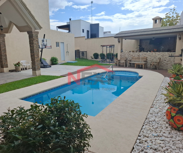 Casa en venta  con alberca, cancha, jardín y palapa al norte