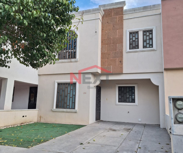 CASA EN VENTA AL ORIENTE FRENTE AREA VERDE