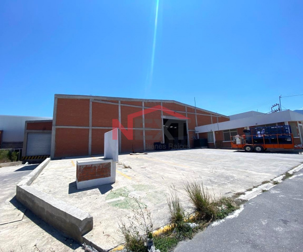 Bodega en renta  de 740 mts por Fundadores Con Oficinas