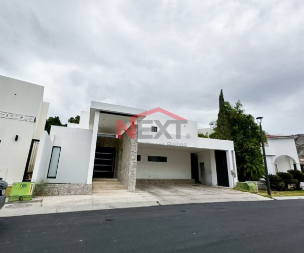CASA EN VENTA EN LORETO RESIDENCIAL