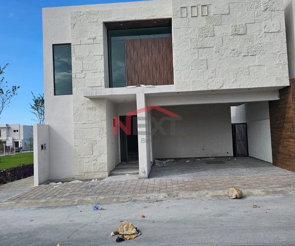 CASA EN VENTA CON JARDIN CENTRAL EN PRIVANZAS DEL CAMPESTRE
